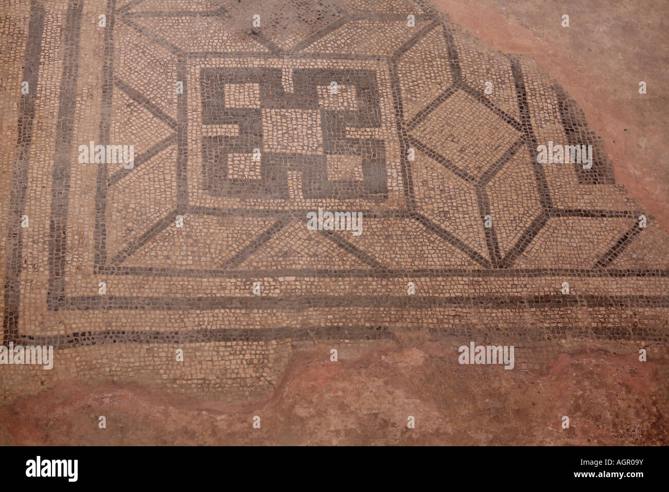 Mosaico a pavimento geometrico bianco e nero al Fishbourne Roman Palace, West Sussex, Inghilterra, Regno Unito Foto Stock