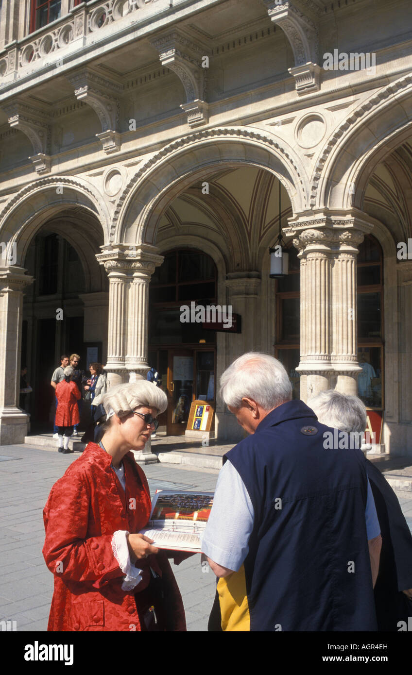 La vendita dei biglietti di fronte all'Opera di Stato di Vienna Austria Foto Stock