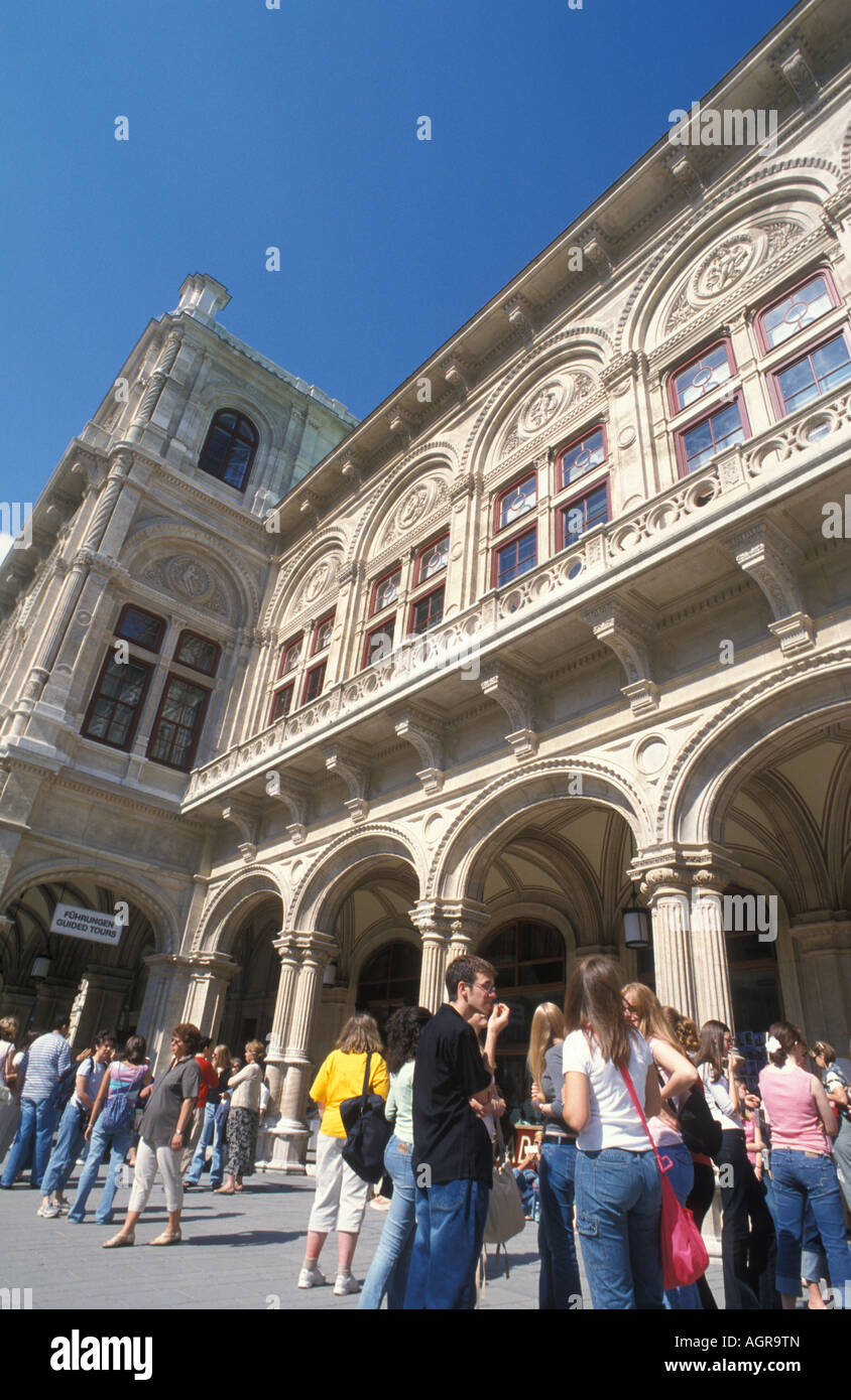 I giovani di fronte all'Opera di Stato di Vienna Austria Foto Stock