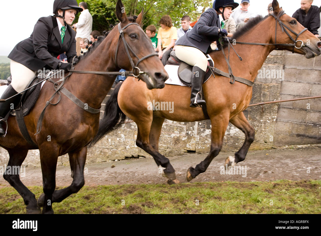 Tradizionale Scozzese Langholm eventi comuni a cavallo Equitazione fino Kirk Wynd con la folla che acclamava essi sulla Scozia UK Foto Stock