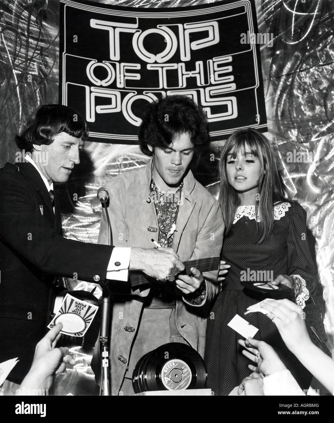 TOP OF THE POP Jimmy Saville Mickey Dolenz del Monkees e presentatore Samantha Juste sulla BBC TV show nel 1963 Foto Stock