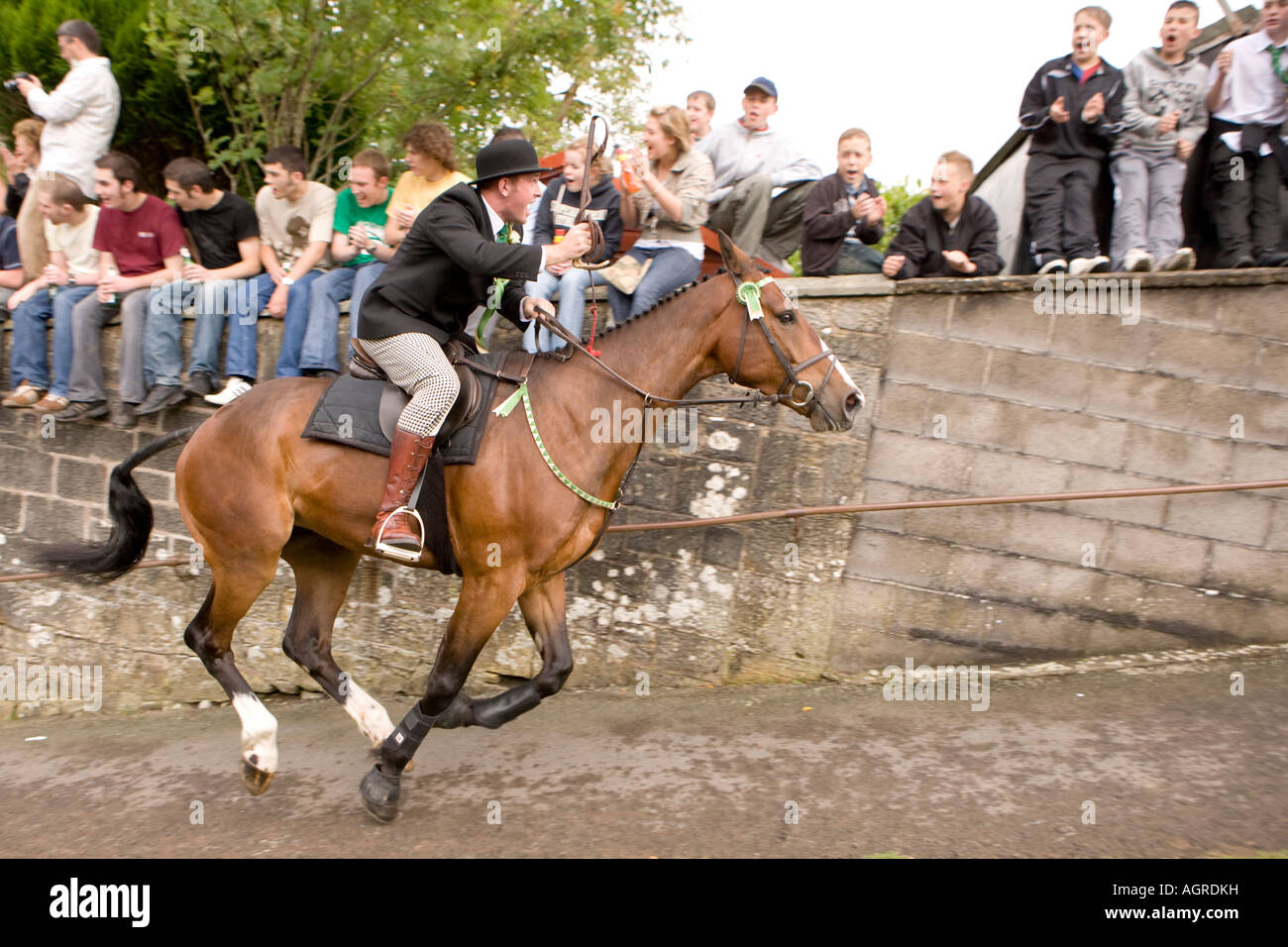 Tradizionale Scozzese Langholm eventi comuni a cavallo Equitazione fino Kirk Wynd con la folla che acclamava essi sulla Scozia Scotland Foto Stock