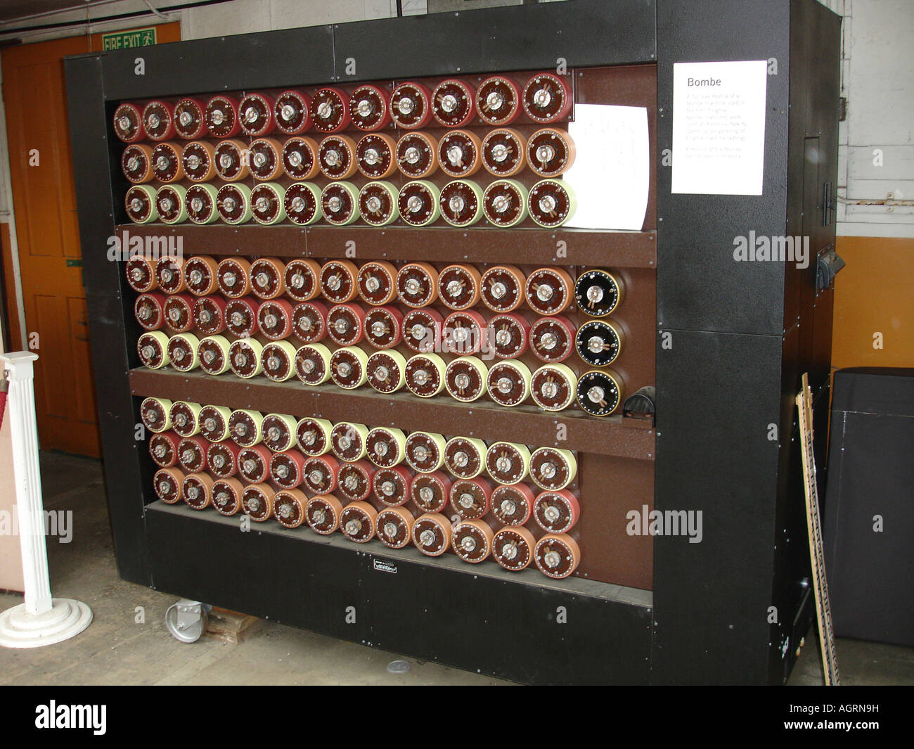 Una replica di bombe, una seconda guerra mondiale codice Enigma di rottura di una macchina, a Bletchley Park codice centro di rottura. Foto Stock