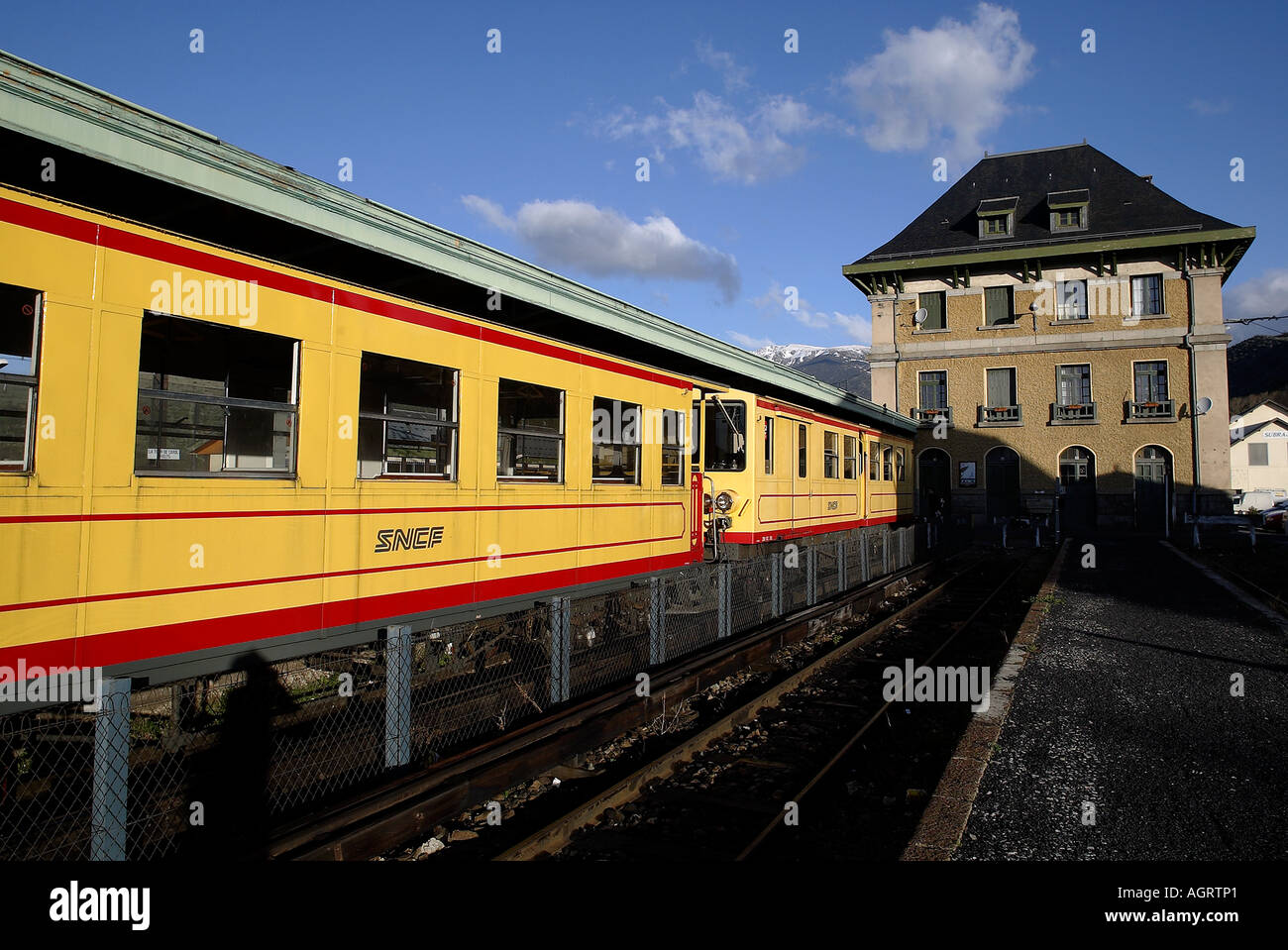 LE TRAIN JAUNE GIALLO IN TRENO La stazione internazionale di ENVEIG LA TOUR DE CAROL Languedoc Rousillon FRANCIA Foto Stock