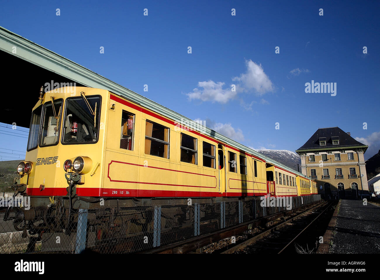 LE TRAIN JAUNE GIALLO IN TRENO La stazione internazionale di ENVEIG LA TOUR DE CAROL Languedoc Rousillon FRANCIA Foto Stock