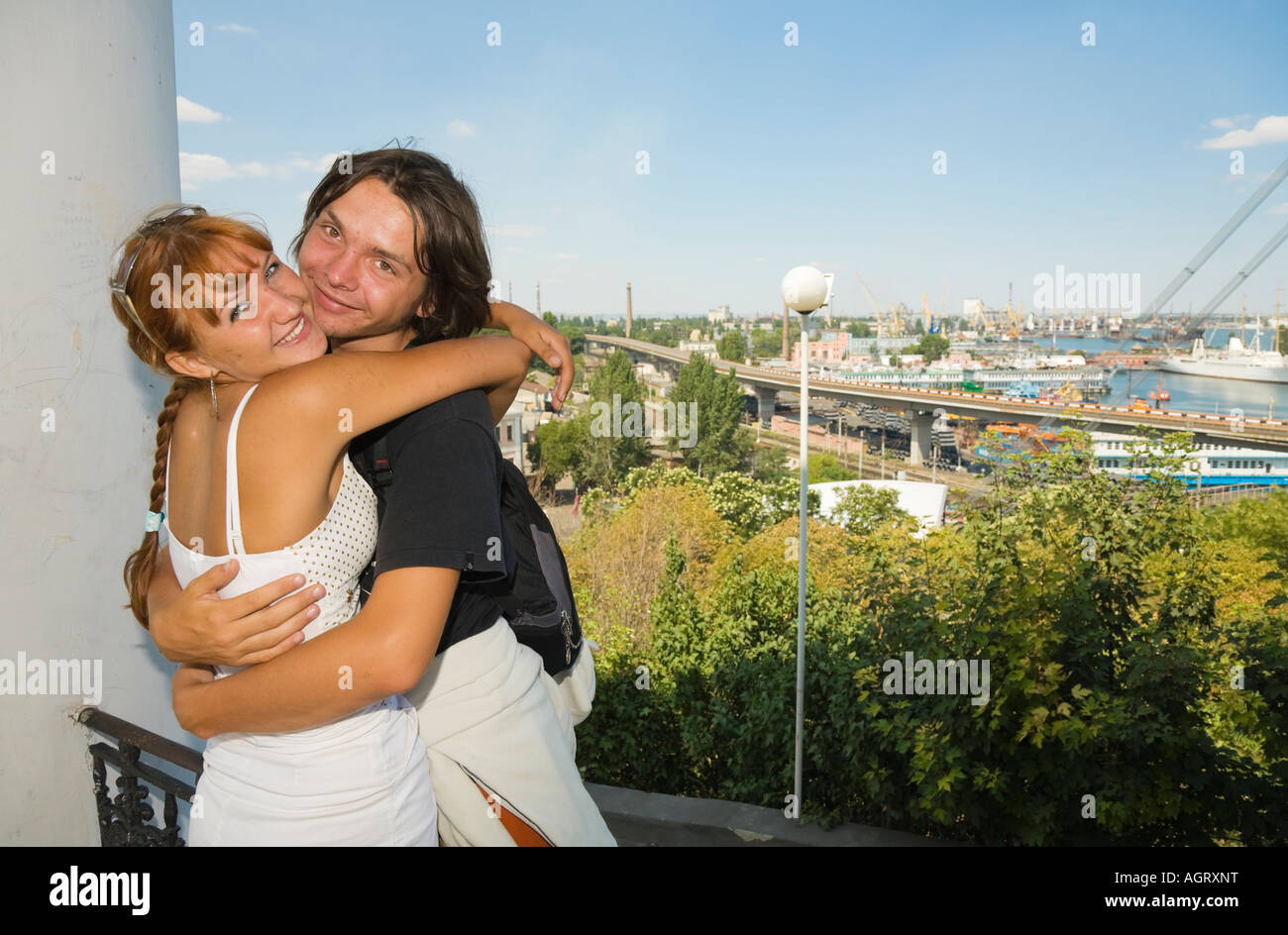 Una giovane coppia abbracciando nella parte anteriore del Mar Nero porto di Odessa / Ucraina Foto Stock