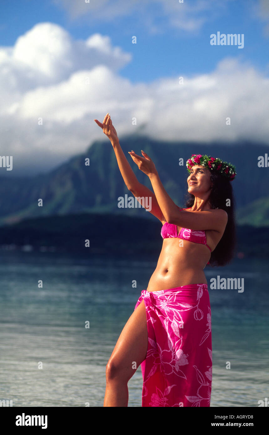 Donna polinesiana hula Kaneohe Bay Oahu Hawaii Foto Stock