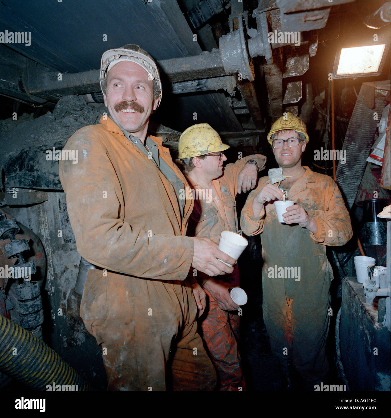 Channel Tunnel lavoratori, 40 metri sotto il fondo marino sul servizio macchina di foratura di gallerie, pausa per una pausa per il te'. Foto Stock