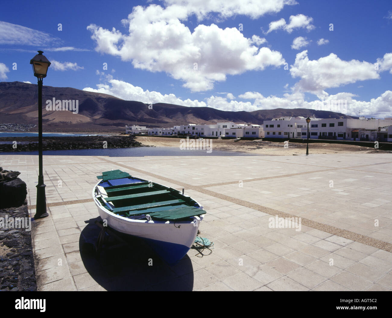 dh la Caleta de famara FAMARA LANZAROTE Promenade pesca barca e villaggio di pesce Foto Stock