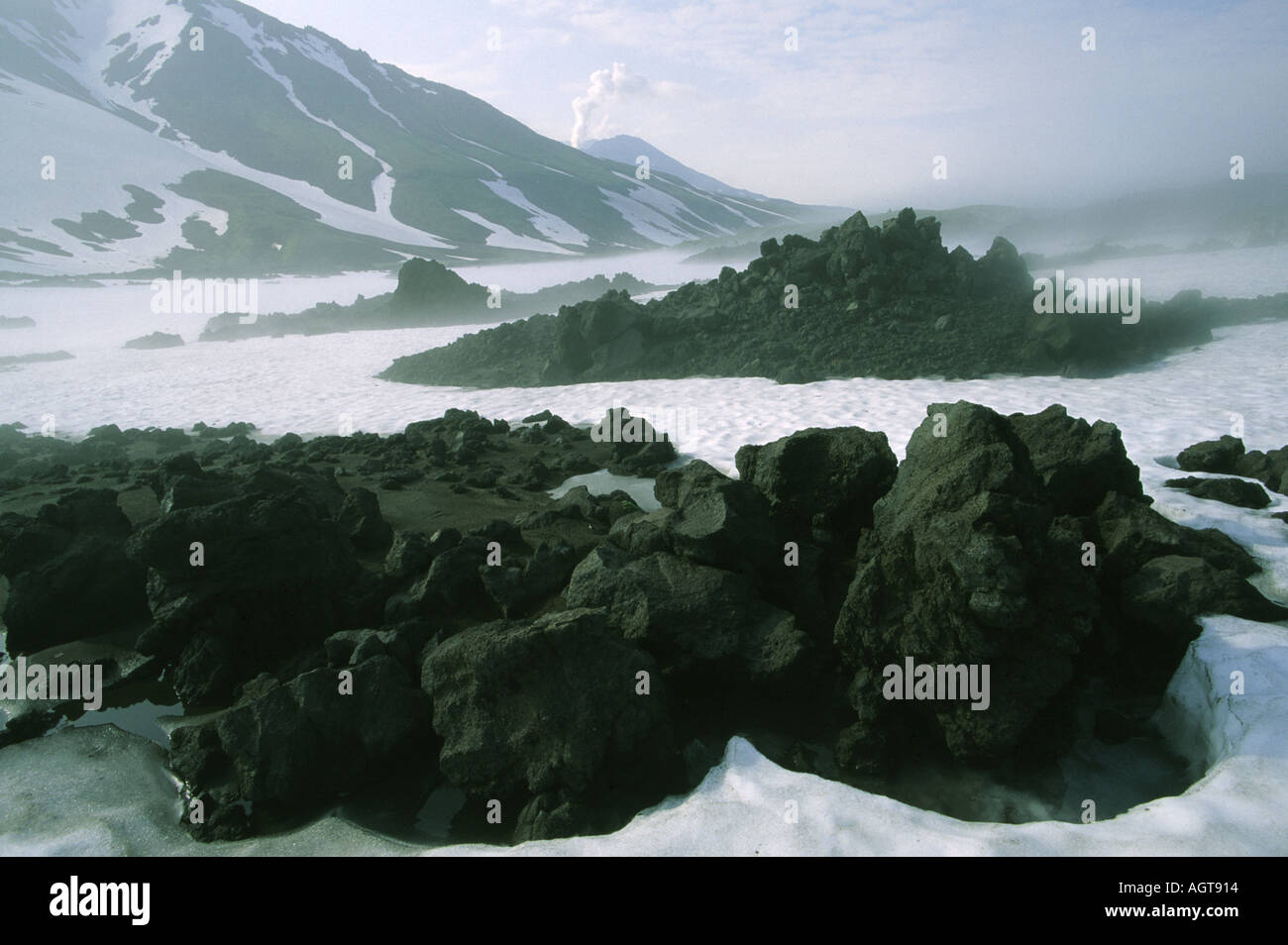 La Lava di pianura e di montagna nr Mutnovski vulcano Petropavlovsk Kamchatka Russia Foto Stock
