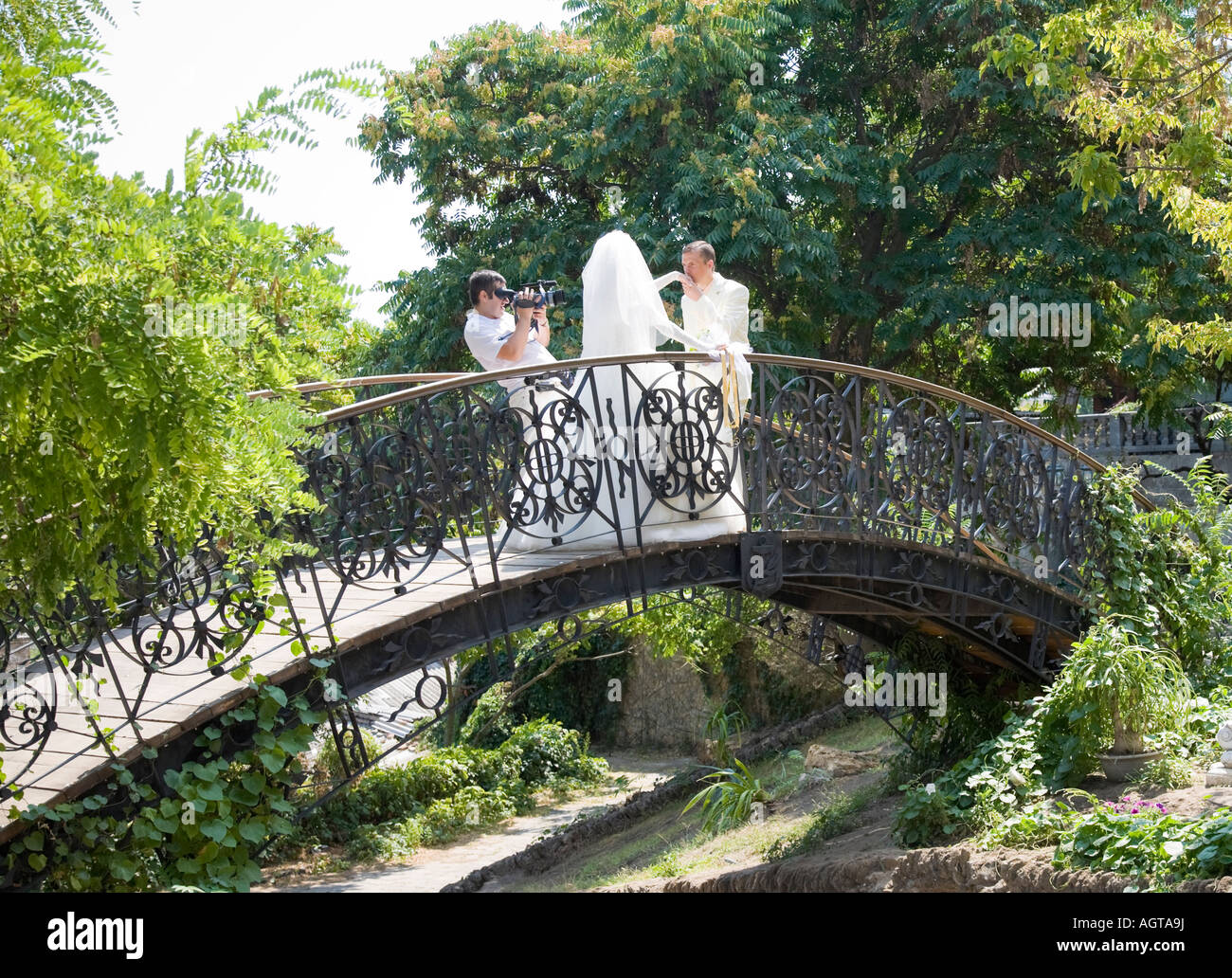 Una coppia di sposi in un parco pubblico di essere ripreso con una videocamera a Odessa / Ucraina Foto Stock