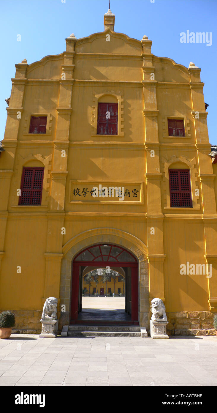 Porta della vecchia formazione militare Academy di Kunming, Yunnan, Cina Foto Stock