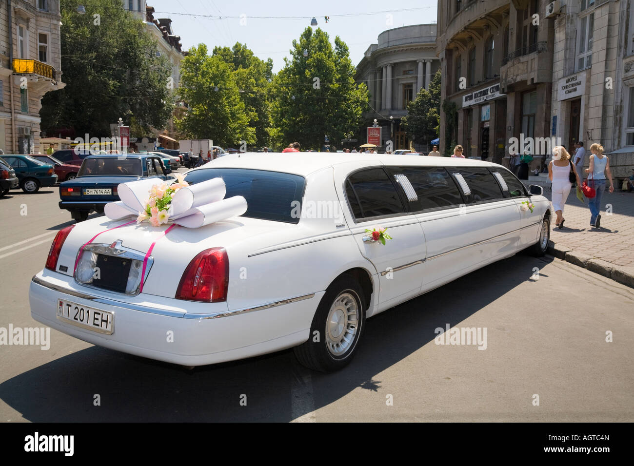 Un decorato limousine matrimonio in attesa di una coppia di sposi in Odessa / Ucraina Foto Stock