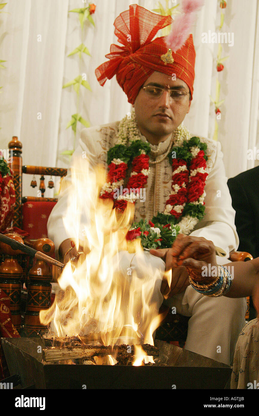 SSK79522 Indian Gujarati sposo completa il suo matrimonio in presenza di Fuoco Dio India modello di rilascio 667 Foto Stock