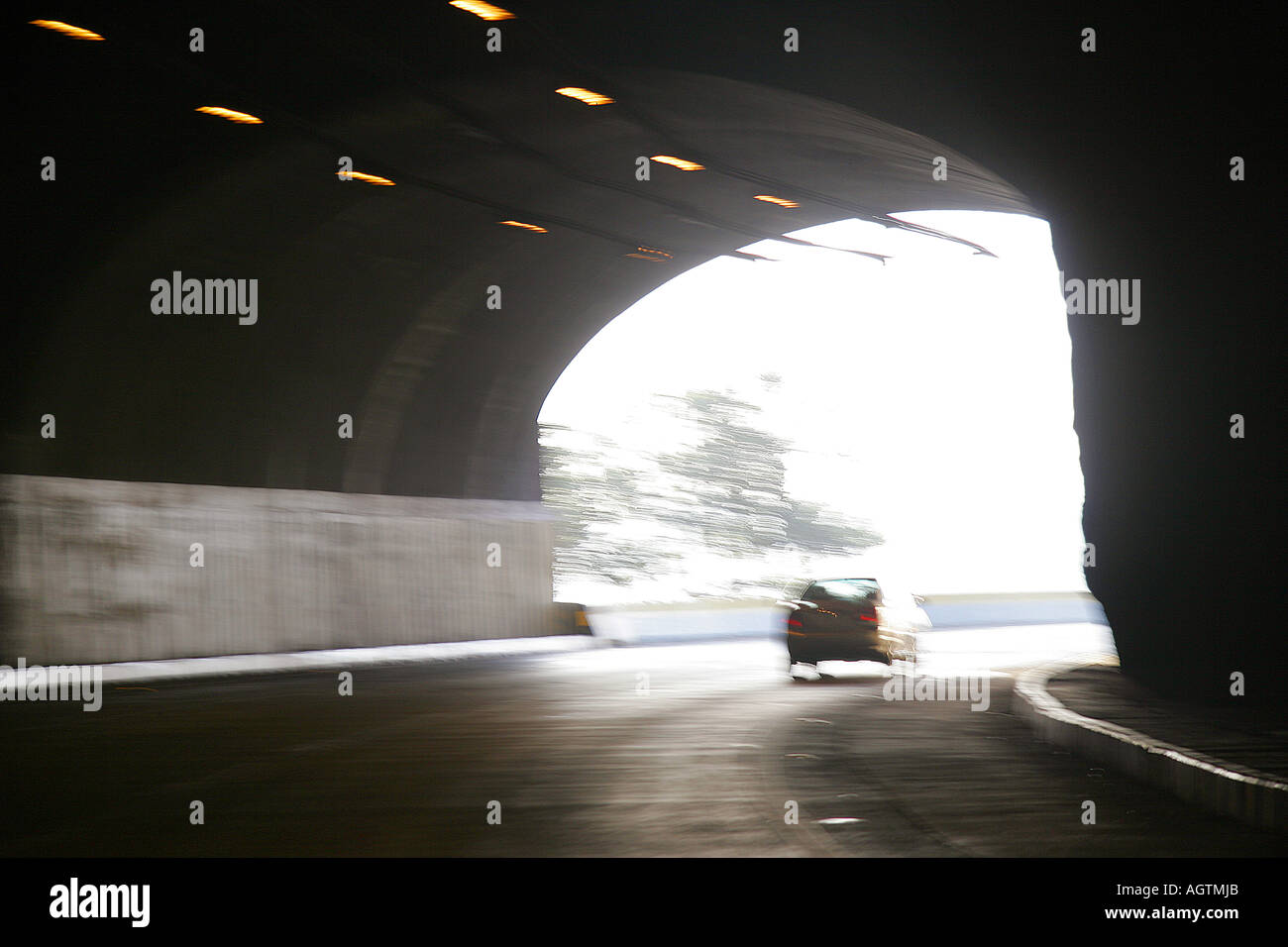 Vettura andando al di fuori del tunnel sulla superstrada da Mumbai a Pune India Maharashtra Foto Stock