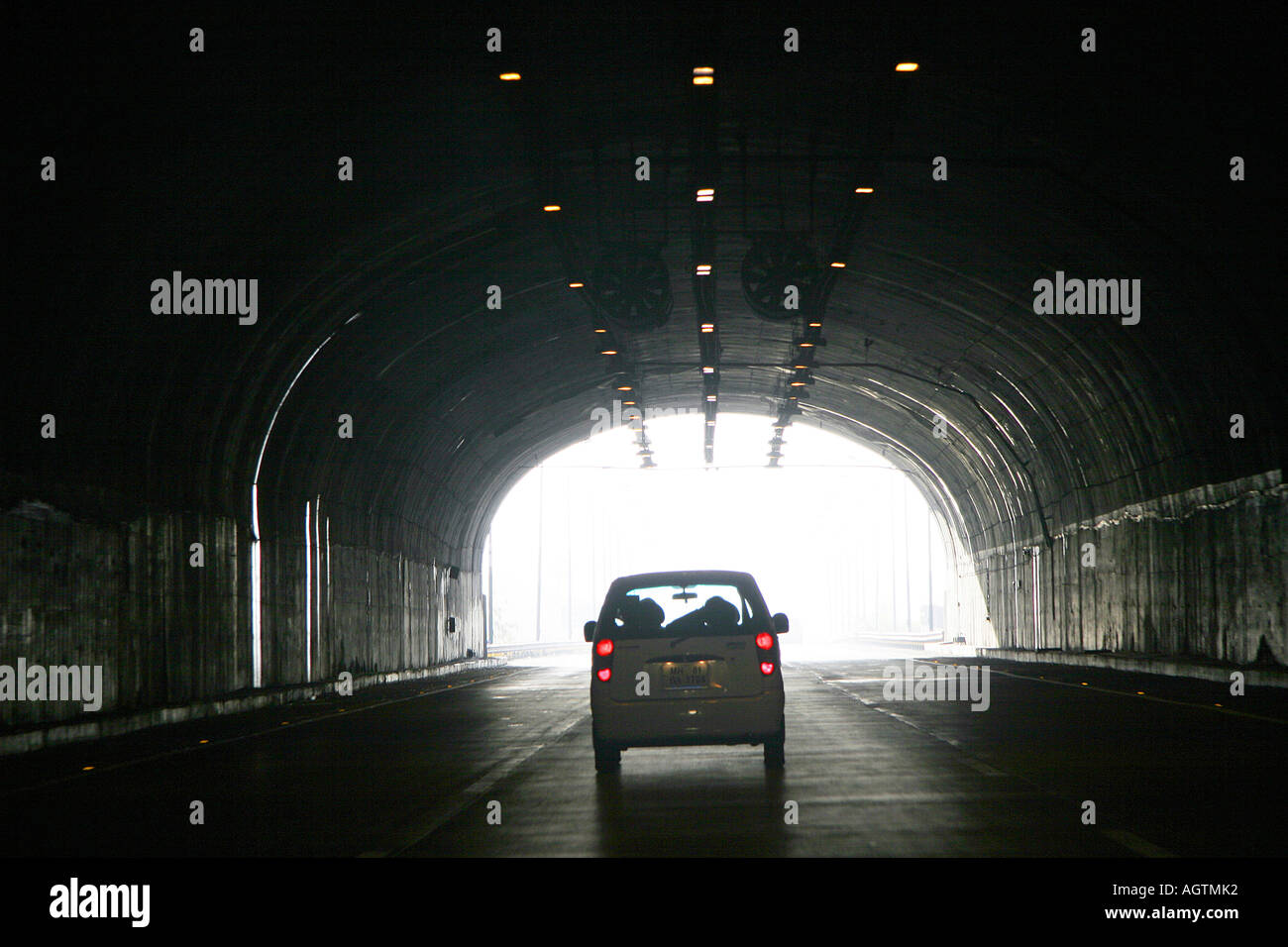 SSK79642 vettura andando al di fuori del tunnel sulla superstrada da Mumbai a Pune India Maharashtra Foto Stock