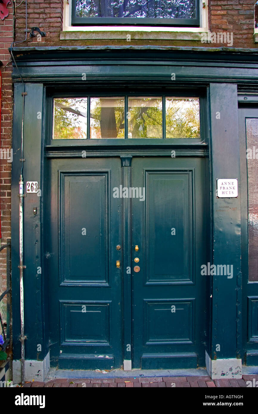 Davanti la porta di casa di Anna Frank in Amsterdam Paesi Bassi Foto Stock