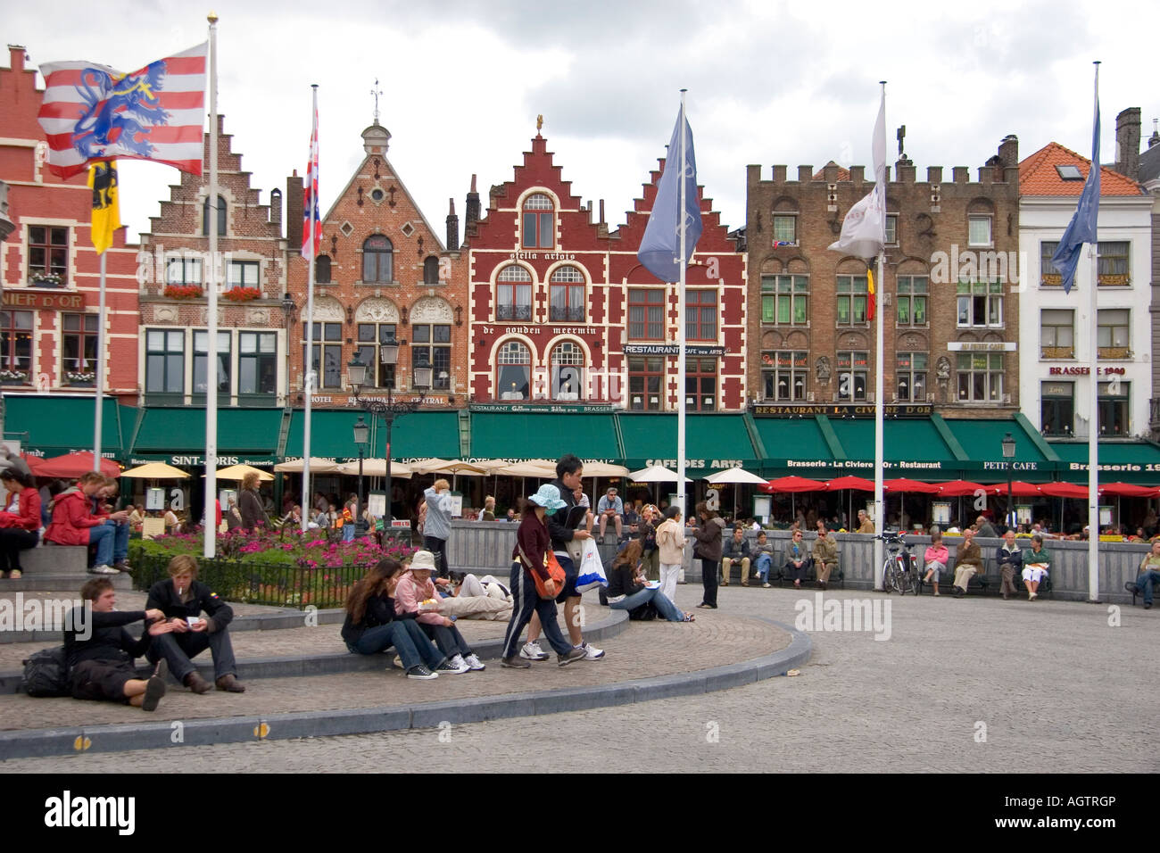La grande piazza del mercato di Bruges in provincia della Fiandre Occidentale Belgio Foto Stock