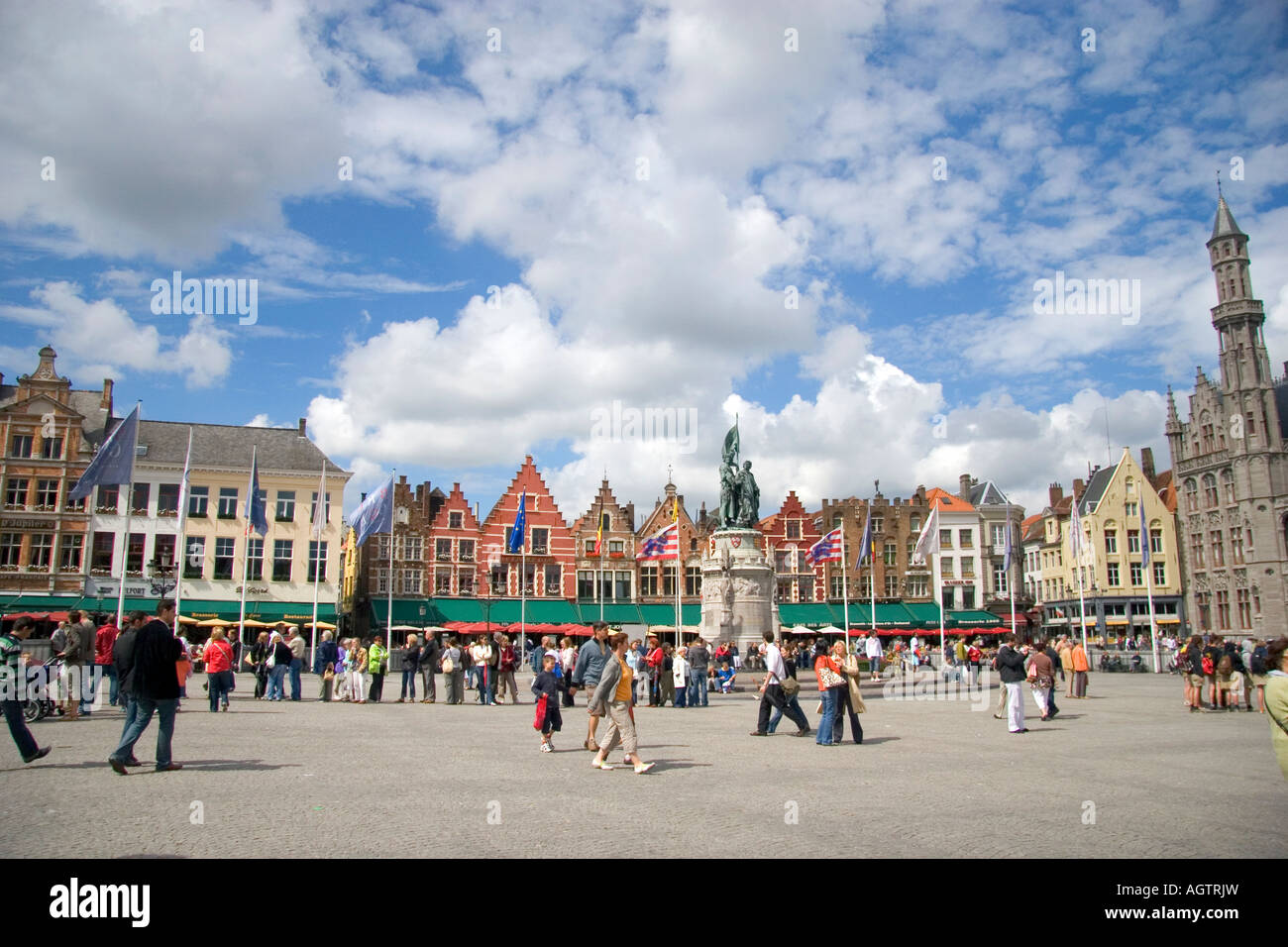La grande piazza del mercato di Bruges in provincia della Fiandre Occidentale Belgio Foto Stock