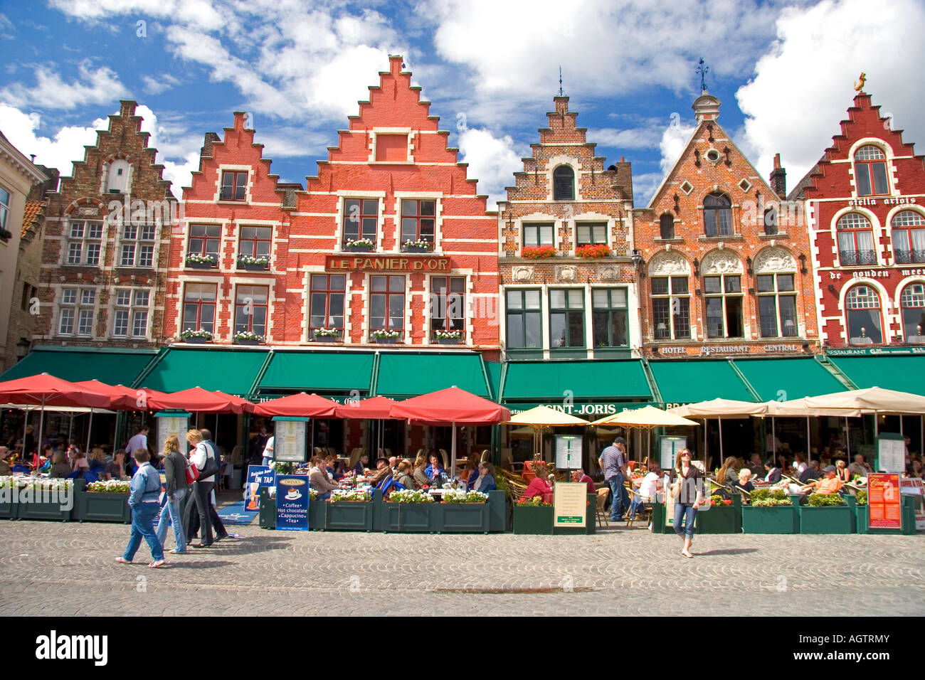 Linea di caffè la grande piazza del mercato di Bruges in provincia della Fiandre Occidentale Belgio Foto Stock