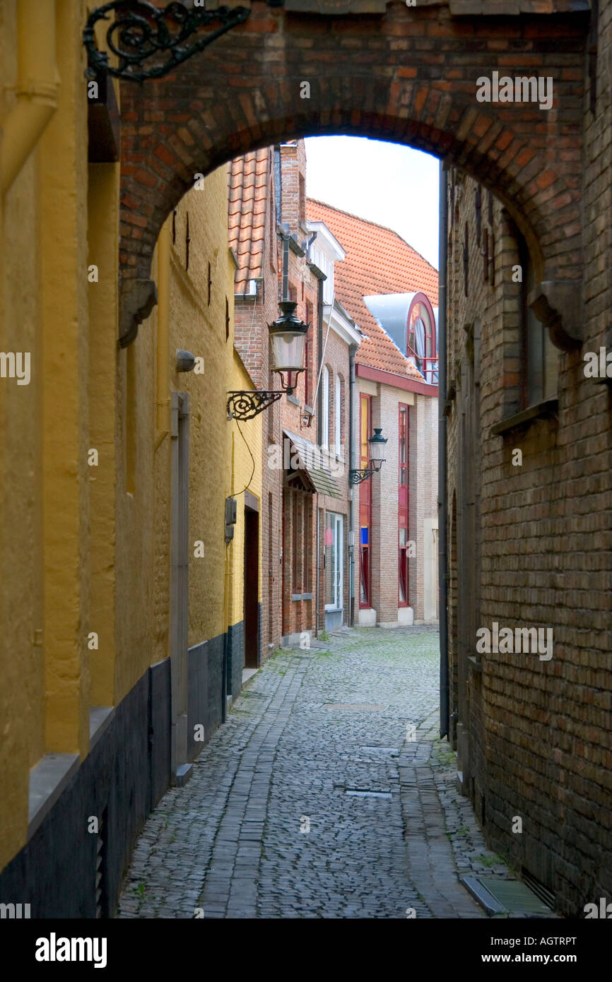 Stretta strada a piedi in Bruges nella provincia della Fiandre Occidentale Belgio Foto Stock