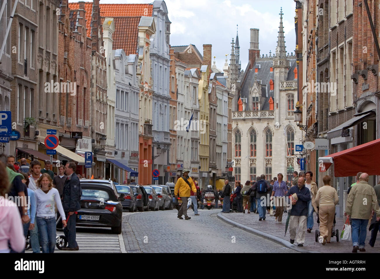 Una scena di strada nella città di Bruges in provincia della Fiandre Occidentale Belgio Foto Stock