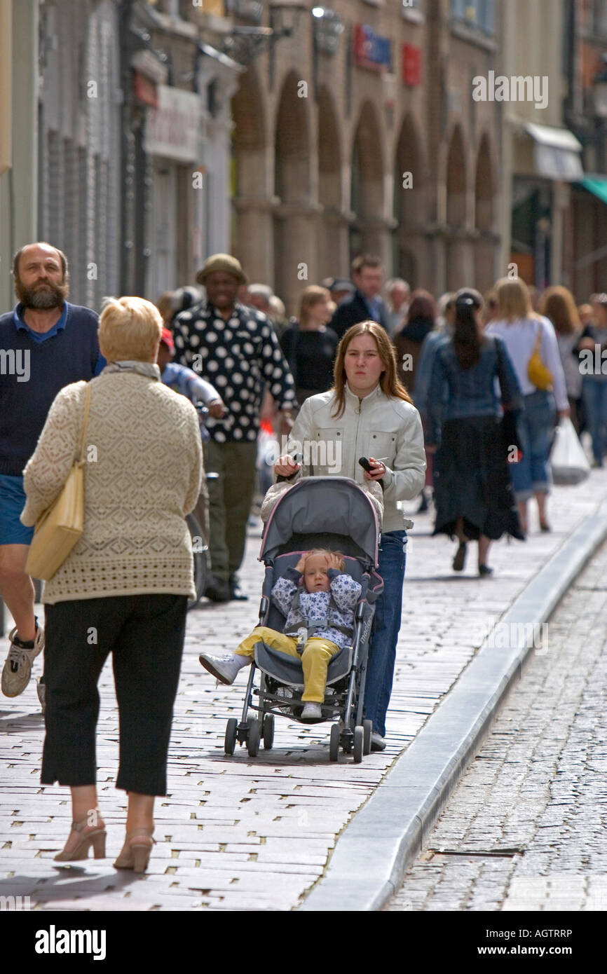 Persone che camminano nella città di Bruges in provincia della Fiandre Occidentale Belgio Foto Stock