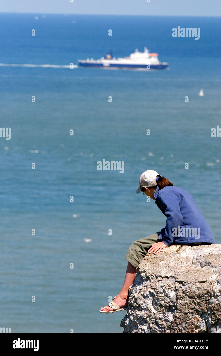 Una donna assume nella vista di Cap Blanc Nez nel Pas de Calais dipartimento in Francia settentrionale Foto Stock