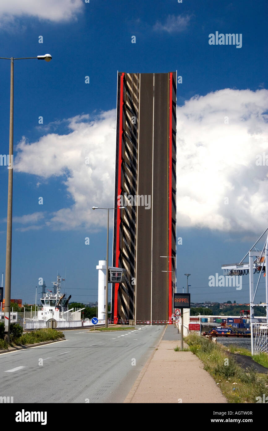 Un ponte mobile in posizione sollevata a Le Havre nel dipartimento della Senna Marittima Normandia Francia Foto Stock