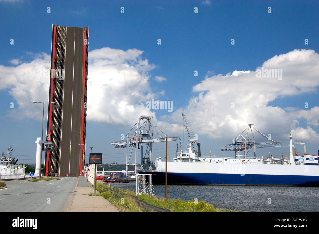 Un ponte mobile in posizione sollevata a Le Havre nel dipartimento della Senna Marittima Normandia Francia Foto Stock