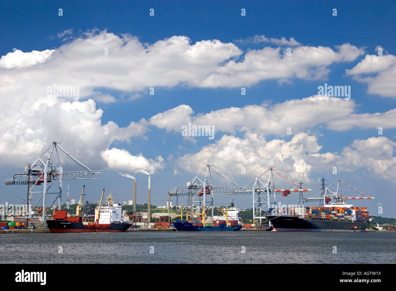 Le navi portacontainer attraccata a Le Havre nel dipartimento della Senna Marittima Normandia Francia Foto Stock
