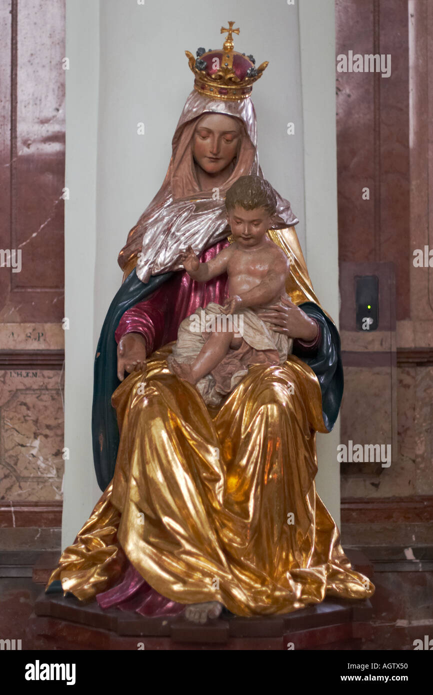 Scultura di Maria con Gesù piccolo nella chiesa abbaziale di San Pietro. Salisburgo, Austria. Foto Stock