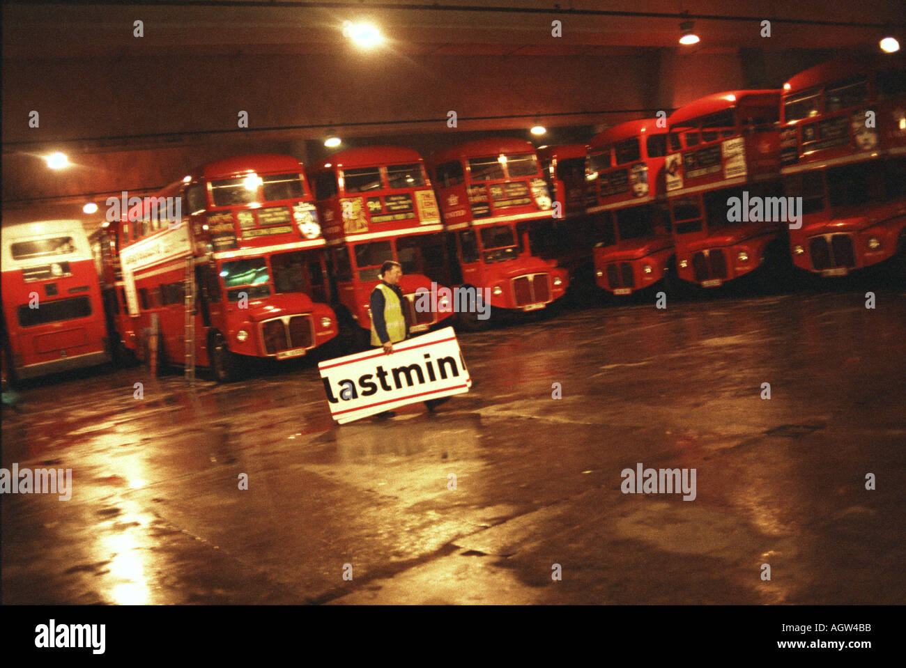 Last minute dot com pubblicità viene prelevato il London bus a deposito autobus Foto Stock