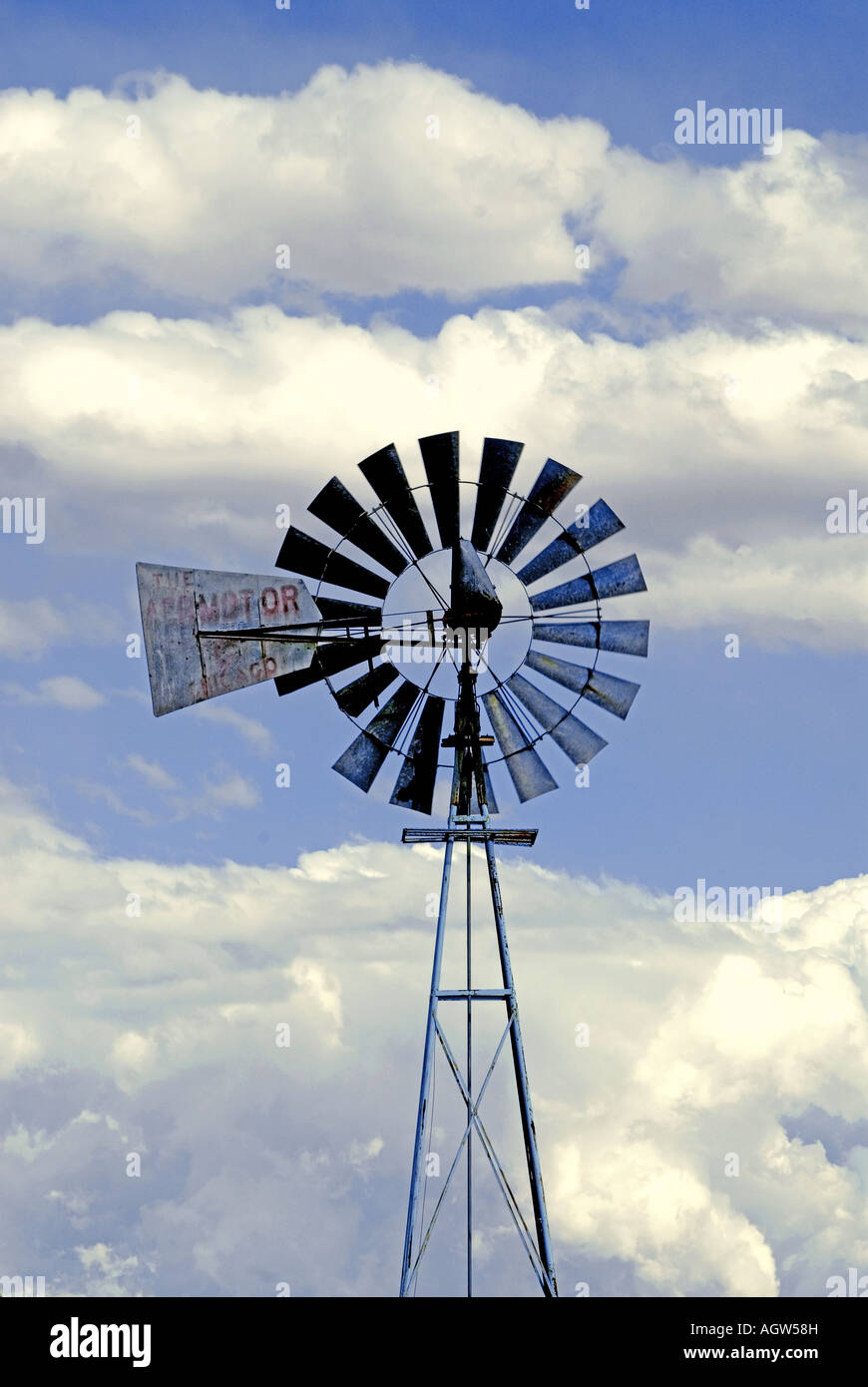 Il mulino a vento di Ranch Cerillos Nuovo Messico USA Foto Stock