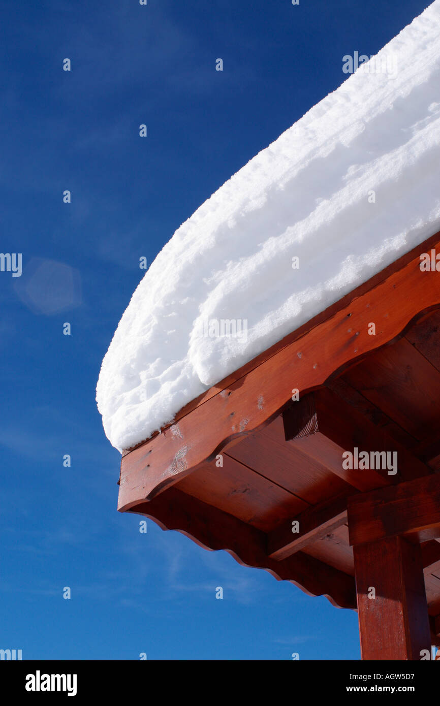 Coperta di neve sul tetto. Foto Stock Coperta di neve sul tetto. Foto Stock