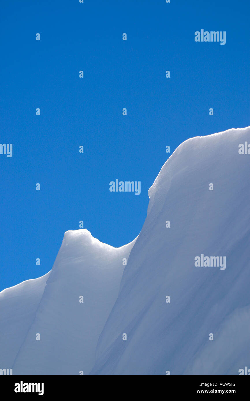Vista ravvicinata di un Snow Drift con un cielo blu chiaro. Foto Stock Vista ravvicinata di un Snow Drift con un cielo blu chiaro. Foto Stock