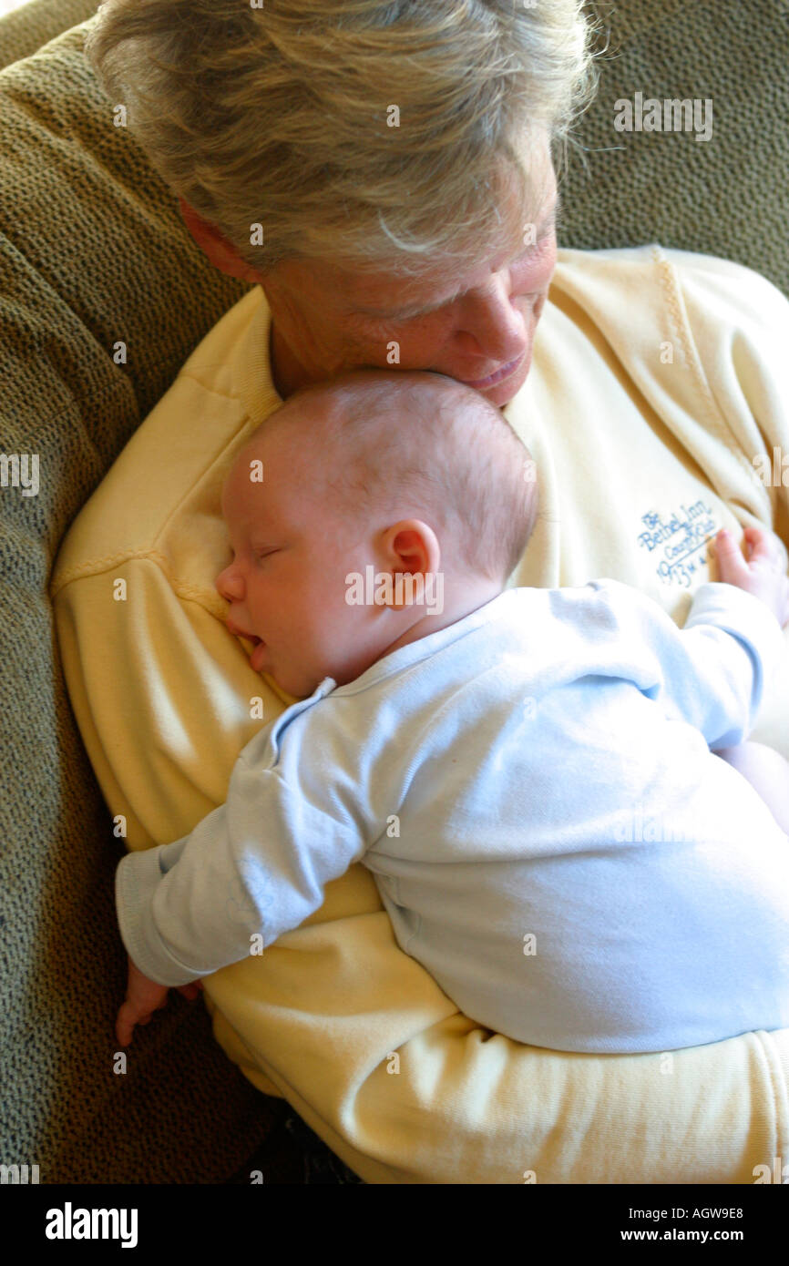 Nonna con nipotino neonato Foto Stock