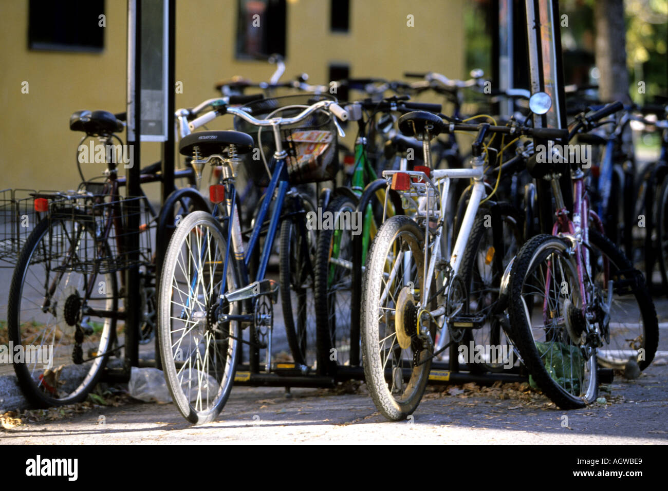 Una fila di biciclette parcheggiate Foto Stock