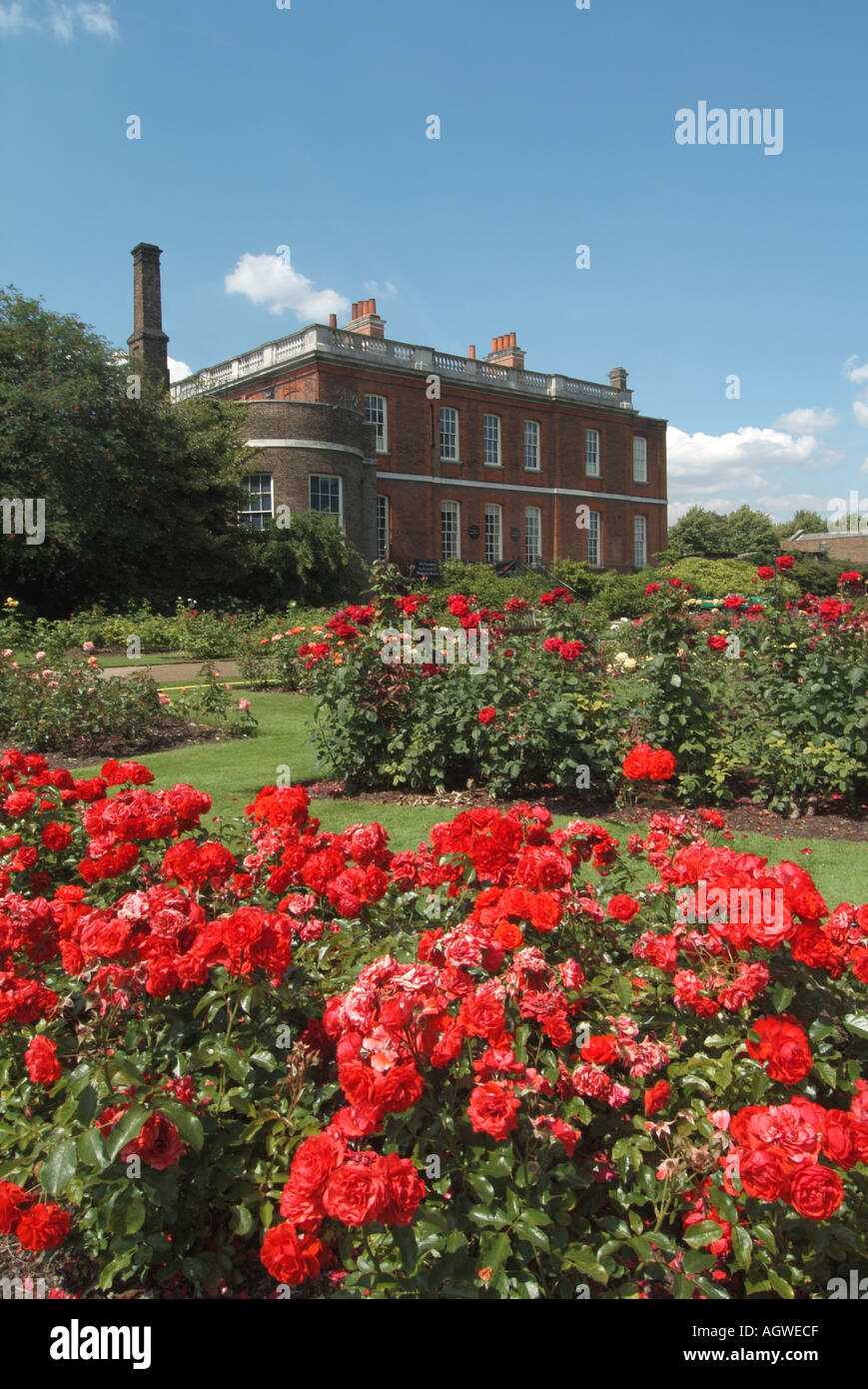 Rose Garden & The Rangers House un palazzo georgiano in stile palladiano di mattoni rossi oggi sede della collezione d'arte di Wernher, Greenwich Park Blackheath London UK Foto Stock