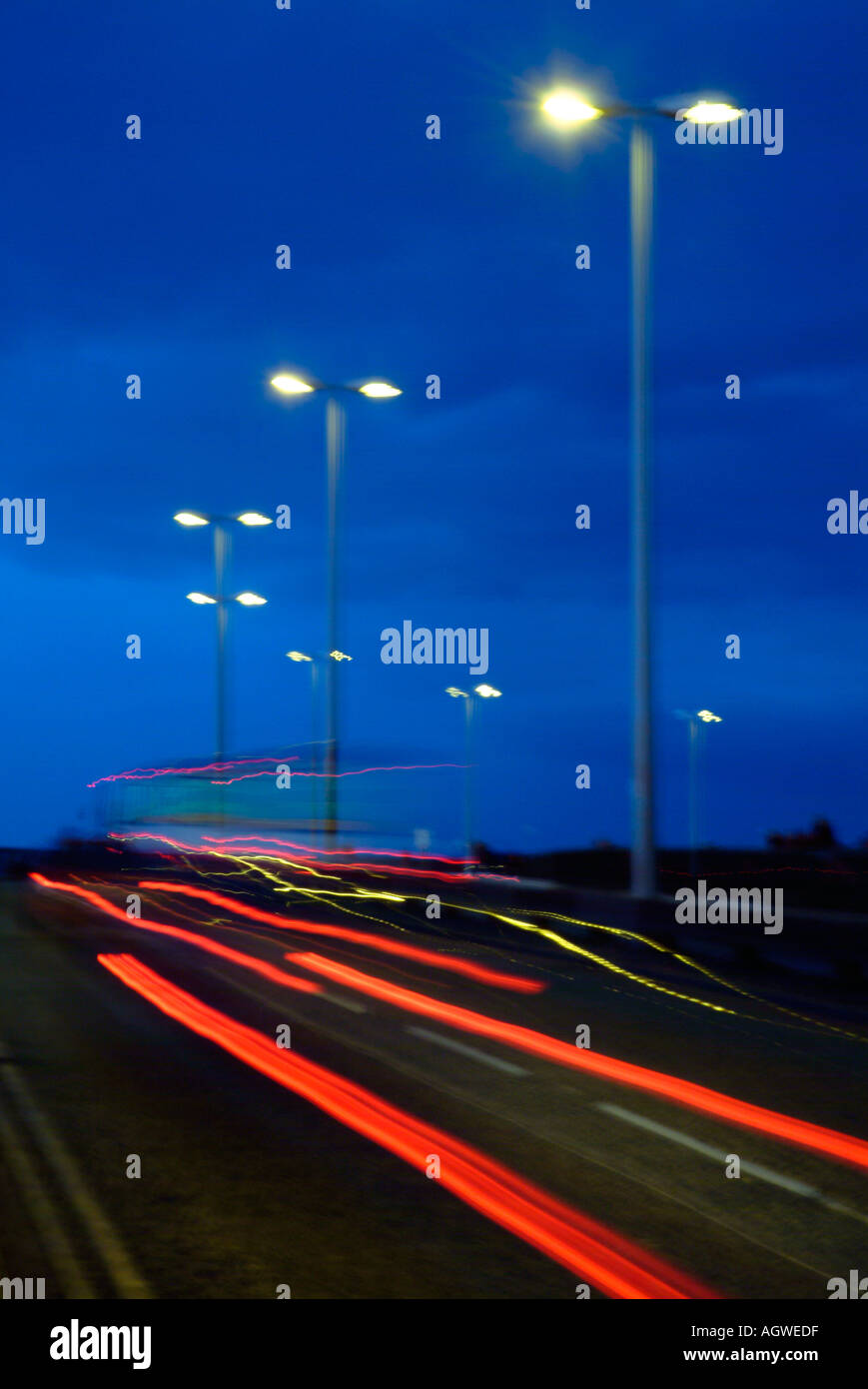 Il traffico della città al crepuscolo Foto Stock