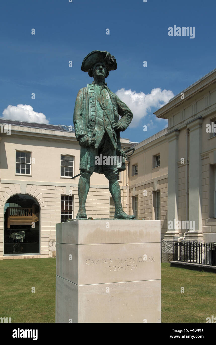 Statua del capitano James Cook al di fuori del National Maritime Museum di Greenwich in Inghilterra Londra REGNO UNITO Foto Stock