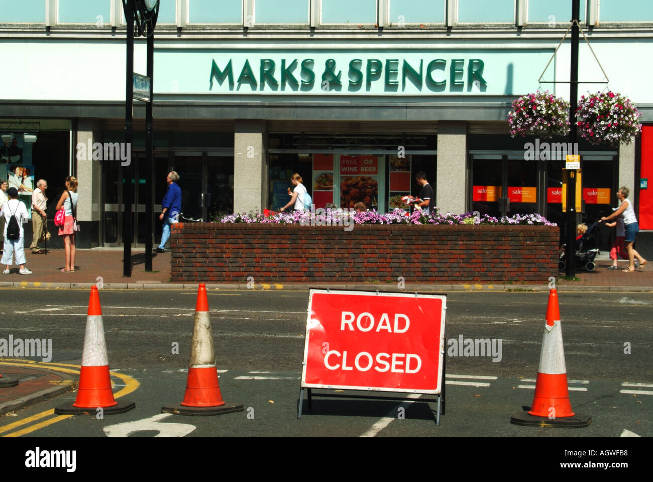 Brentwood High Street shopping area di chiusura del traffico durante l'acqua principali lavori di rinnovo Foto Stock