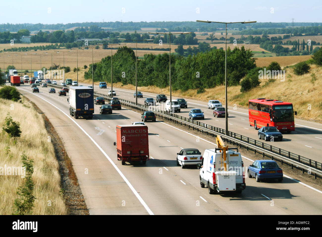 M25 Autostrada del paesaggio che scorre libero il traffico che passa attraverso il paesaggio rurale vicino Navestock Essex England Regno Unito Foto Stock