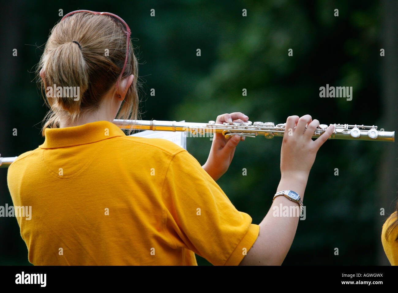 Lettore di flauto in una high school marching band. Foto Stock