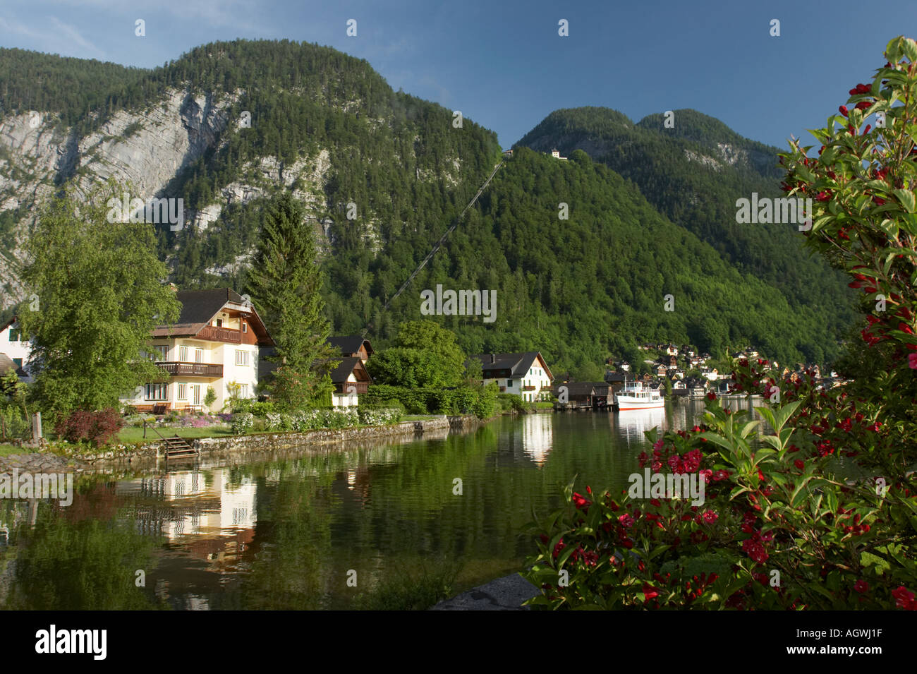 Salzberg mountain e Hallstatt village. Salzkammergut, Austria. Foto Stock