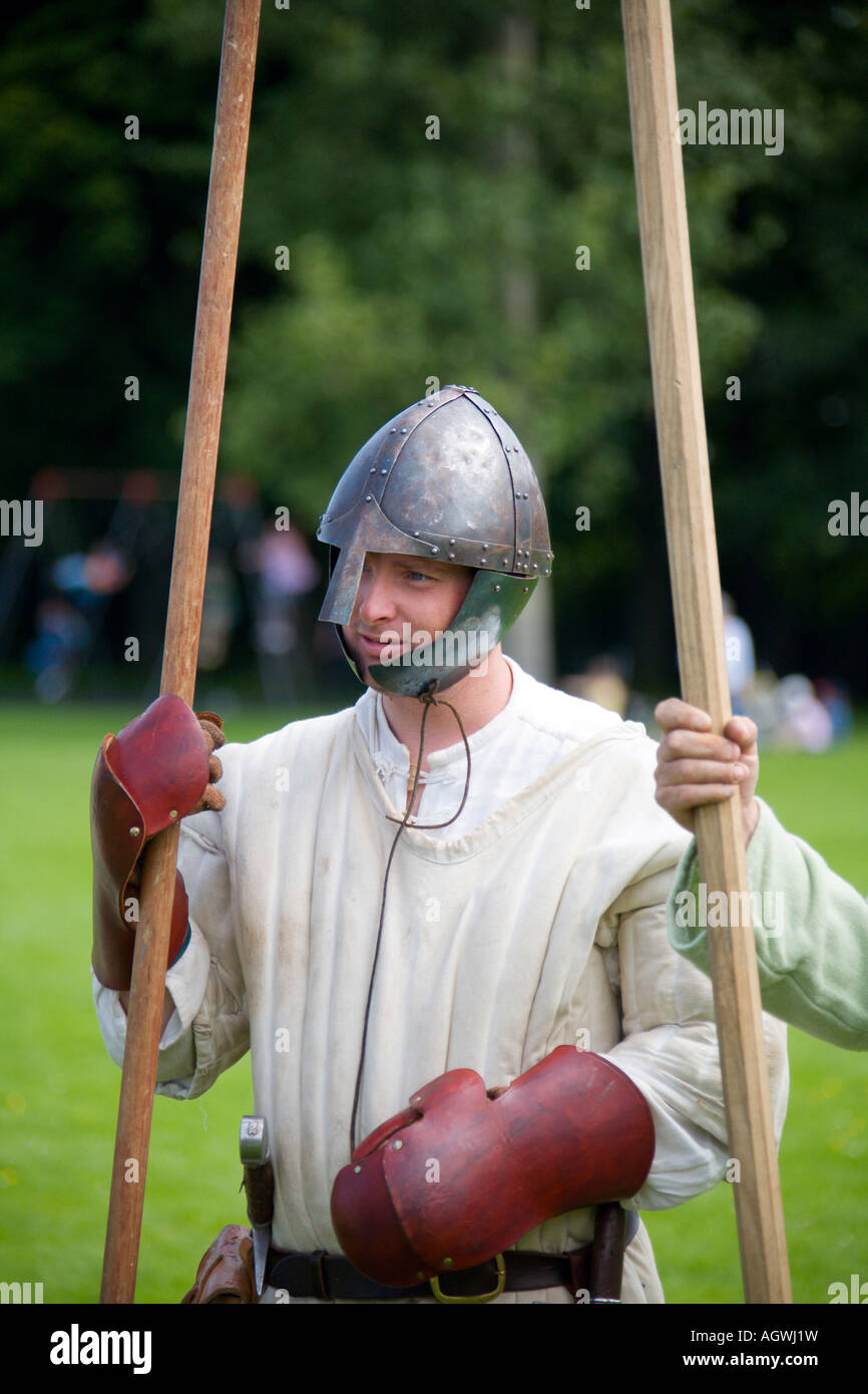 Pikeman medievale nel casco holding pike Foto Stock