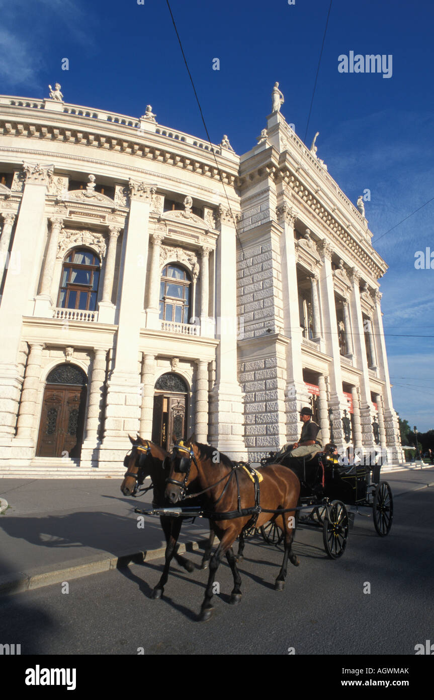 Hackney carrello nella parte anteriore del Burgtheater di edificio teatrale a Vienna Austria Foto Stock