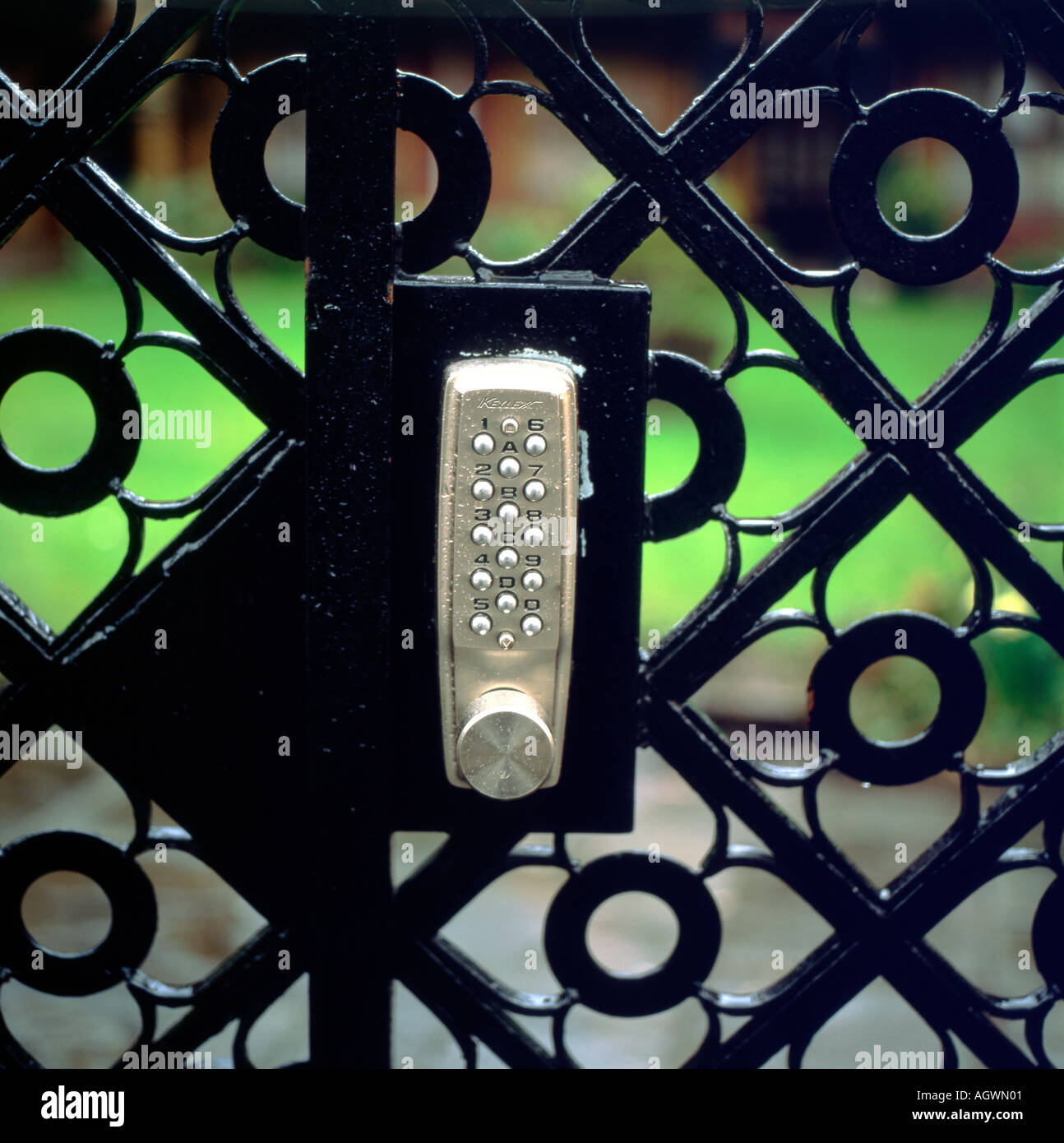 Codificato il dispositivo di sicurezza sulla entranmce di un cancello di ferro a Bristol REGNO UNITO Inghilterra KATHY DEWITT Foto Stock