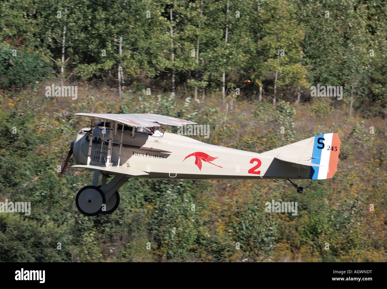 Un 1917 Spad VII biplano in volo. Foto Stock