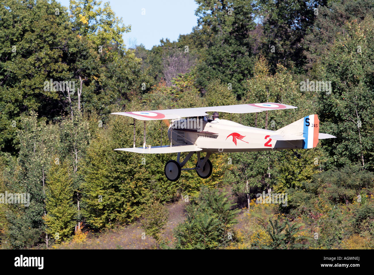 Un 1917 Spad VII biplano in volo. Foto Stock